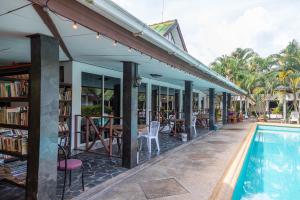 a house with a swimming pool and a library at SouanSonBeachResort in Klaeng