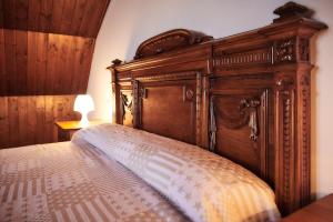 a bed with a wooden headboard in a bedroom at Casa Cruceiro in Barcela +17 photos