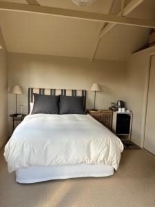 a bedroom with a large white bed in a room at Tswalu in Raglan
