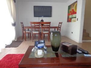 un soggiorno con tavolo e TV di Hospedaje Rancagua - Centro - Hermoso Departamento a Rancagua