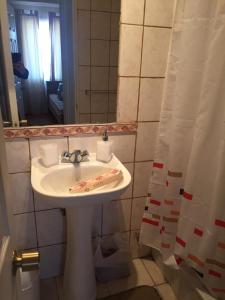 a bathroom with a sink and a mirror at Hospedaje Rancagua - Centro - Hermoso Departamento in Rancagua