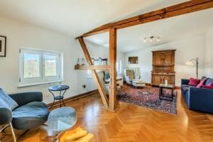 ein Wohnzimmer mit Sofa und Tisch in der Unterkunft Fürstlich Wohnen am Circus über den Dächern von Putbus in Putbus