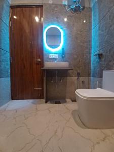 a bathroom with a tub and a sink and a mirror at Pahadi Basera Kasauli in Kasauli