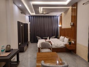 a hotel room with a bed and a table and a couch at Pahadi Basera Kasauli in Kasauli