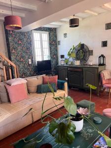 a living room with a couch and a table at Bblodges Loches Beauval in Saint-Hippolyte