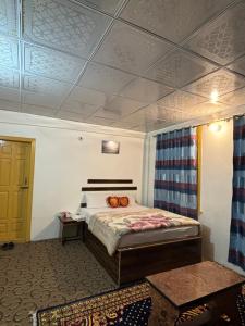 a bedroom with a bed in a room at Kepal Inn Hotel and Restaurant in Holshāl