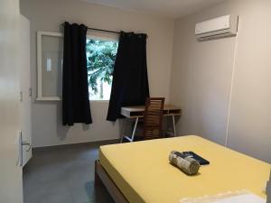 a room with a table and a window at App F4 Kone centre RDC Tel 7O 55 O8 in Koné