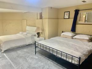 a bedroom with two beds and a lamp in it at Spacious house 6 bedroom near ferry in Delta