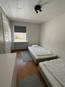 two beds in a room with a window at Villa Mio in Vidsel