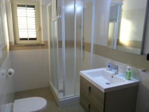フォルミアにあるb&b Il Girasole Formia Guesthouseのバスルーム(トイレ、洗面台、シャワー付)