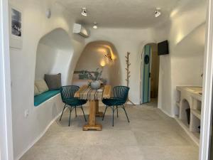 a dining room with a table and chairs at Naya seaside apartment in Firopótamos