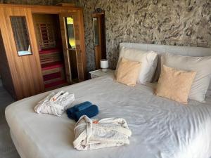 ein Schlafzimmer mit einem Bett, auf dem Handtücher liegen in der Unterkunft 't Klein Uusje in Torhout