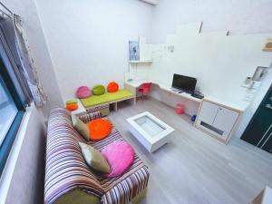a living room with a couch and a table at 湯韻溫泉 in Jiaoxi