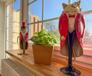 a statue of a cat sitting on a window sill at Sonnenhof Damnatz -Hotel garni- in Damnatz