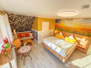 a room with a bed and a painting on the wall at Sonnenhof Damnatz -Hotel garni- in Damnatz