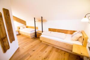 Zimmer mit 2 Etagenbetten und Holzböden in der Unterkunft Apartment gmiatlich Wohnen in Hollersbach im Pinzgau