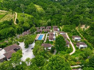 Luftaufnahme eines Ferienresorts in einem Wald in der Unterkunft Cascade Tara in Na Mueang