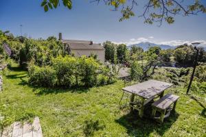 a picnic table and a bench in a yard at Chambre d'hôtes couvent d'Alando in Alando