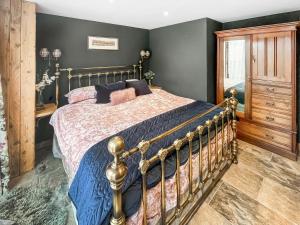a bedroom with a bed in a room at Bert's Barn in Firsby