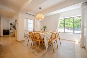 a dining room with a table and chairs at Carmelo I MOD Villa in Herzliya B