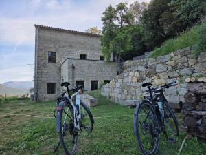 two bikes parked in front of a stone building at Casa Una Storia in Sartène