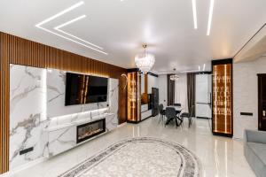 a living room with a fireplace and a tv at Melissa's House in Cheltuitori