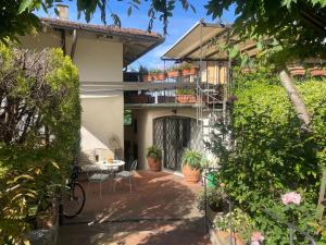 a courtyard of a house with a table and chairs at Pretty Suite Firenze Fiesole in Florence +18 photos