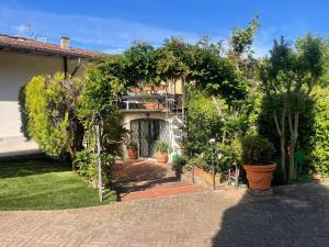 a house with a lot of plants and trees at Pretty Suite Firenze Fiesole in Florence