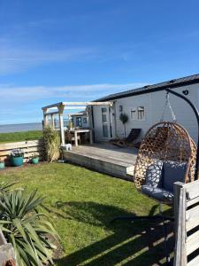 a swing in a yard next to a house at NEU Chalet Wattenmeerblick 2026 in Westerland