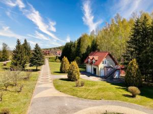a small house in a field with a pathway at Agroturystyka Düsselkamp Tumiany in Barczewo