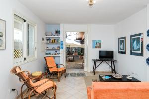 a living room with a couch and chairs and a television at Casa Levante - 3 camere, veranda e vista mare in Stintino