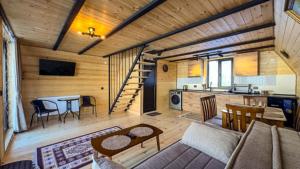 a living room with a couch and a table at Eastlight Cottage in Gorists'ikhe