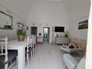 a kitchen and living room with a table and chairs at Bed & Breakfast Dimora Felice in Ostuni