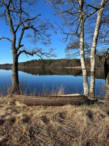 a row boat on the shore of a lake at Boende nära sjö i Gyltige Simlångsdalen in Simlångsdalen