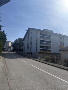 an empty street in front of a building at Studio neuf élégant- calme & cosy in Oyonnax