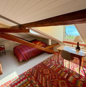 a bedroom with a bunk bed and a table and a desk at Vue imprenable Léman - Cosy à Chexbres in Chexbres
