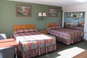 A bed or beds in a room at American Motor Inn - Rock Island