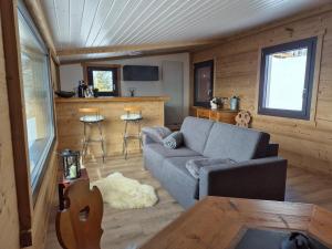 a living room with a couch and a kitchen at Seilbahnstubli in Ibergeregg