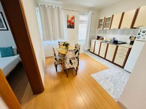 a kitchen and dining room with a table and chairs at Apartment Nencheva in Sandanski