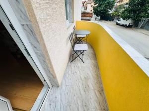 a table and chair sitting on the side of a building at Apartment Nencheva in Sandanski