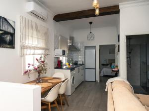 a kitchen and living room with a table and chairs at Casa isabel in Setenil