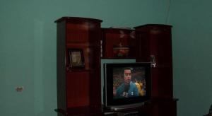 telewizor siedzący na drewnianej szafce w obiekcie Pousada Del Rio (Santa Rita De Cassia) w mieście Carolina
