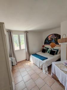 a bedroom with a bed and a window at Etage privatif au calme - 2 chambres & salle de bains in Barret-de-Lioure