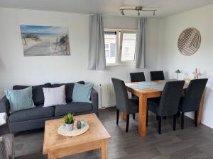 ein Wohnzimmer mit Sofa und Tisch in der Unterkunft J 187 in Petten