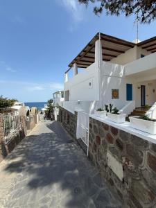 eine Straße vor einem Haus mit Blick auf das Meer in der Unterkunft Hotel Tesoriero in Panarea