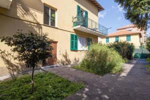 a house with green shutters and a balcony at Appartamento Vela Verde in Sestri Levante