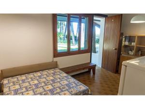 a bedroom with a bed and a window in a room at Sotto il Pino 14 in Eraclea Mare