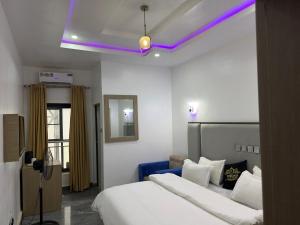 a hotel room with two beds and a purple light at Fimdah Hotel in Dushepe