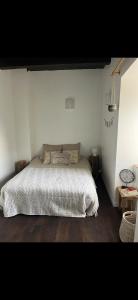 a bedroom with a white bed in a room at Anaky rider nomade in Curvalle