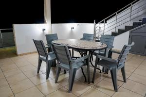 a table and chairs sitting on a roof at Villa BBS in Ghlissia